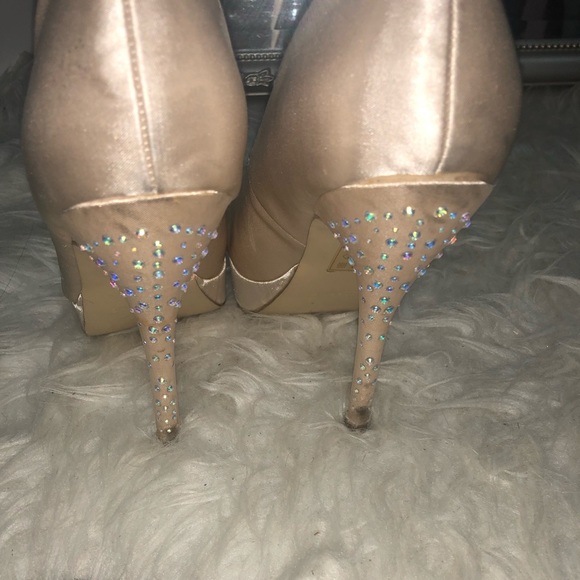 US 8.5 champagne heels with crystals - Picture 3 of 3